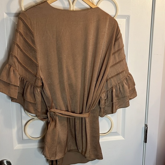 LOVE AND LEGEND wrap Blouse women’s X tan ruffle sleeve satin finish - Picture 5 of 6